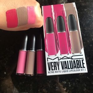 BRAND NEW MAC COSMETICS 3 PIECE SET !!